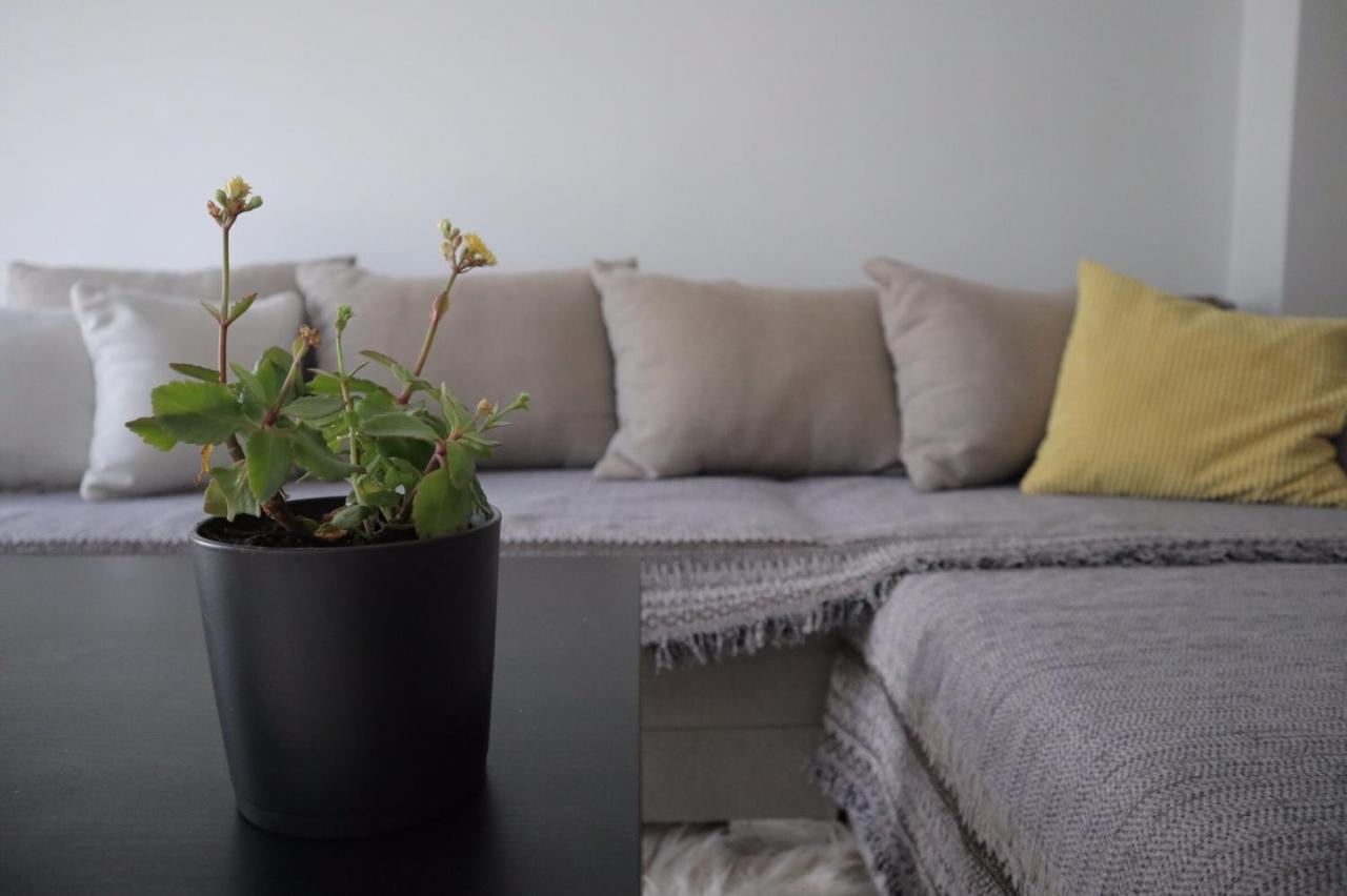 Black & Yellow Apartment At City Center Ioannina Extérieur photo